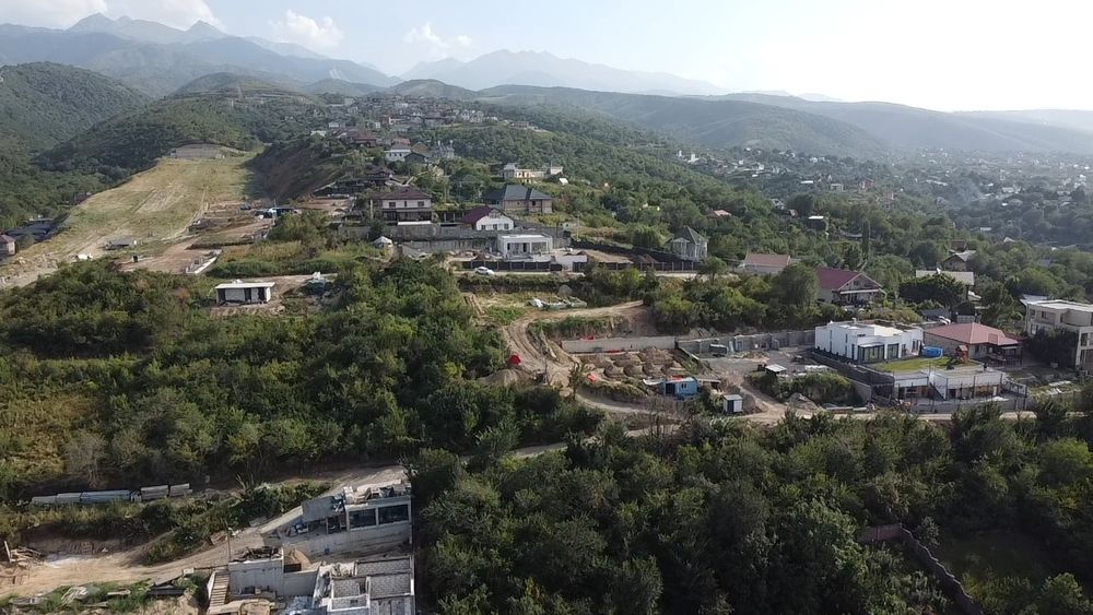 Участок с видом на город и горы