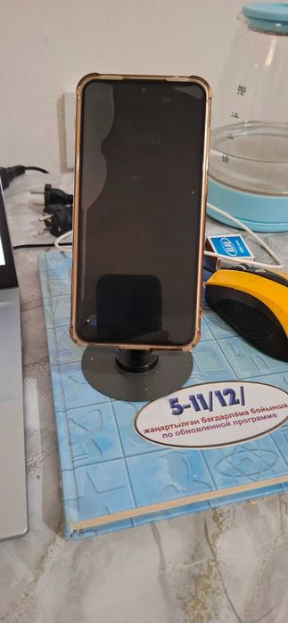 Металлическая подставка для смартфона