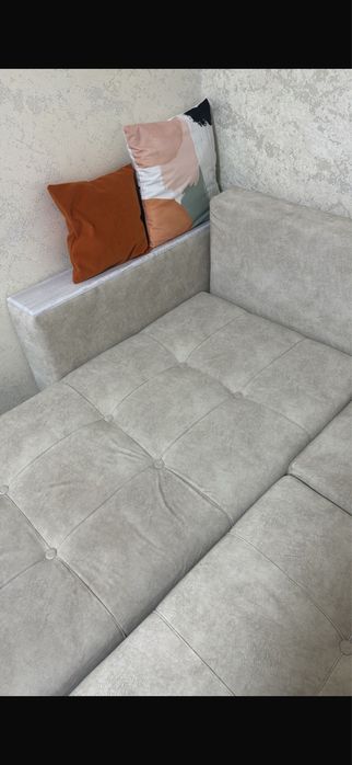 Угловлй диван. три метра в длину.
