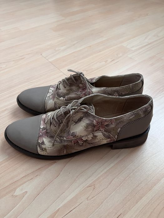 Pantofi de piele Prego cu model floral si snur