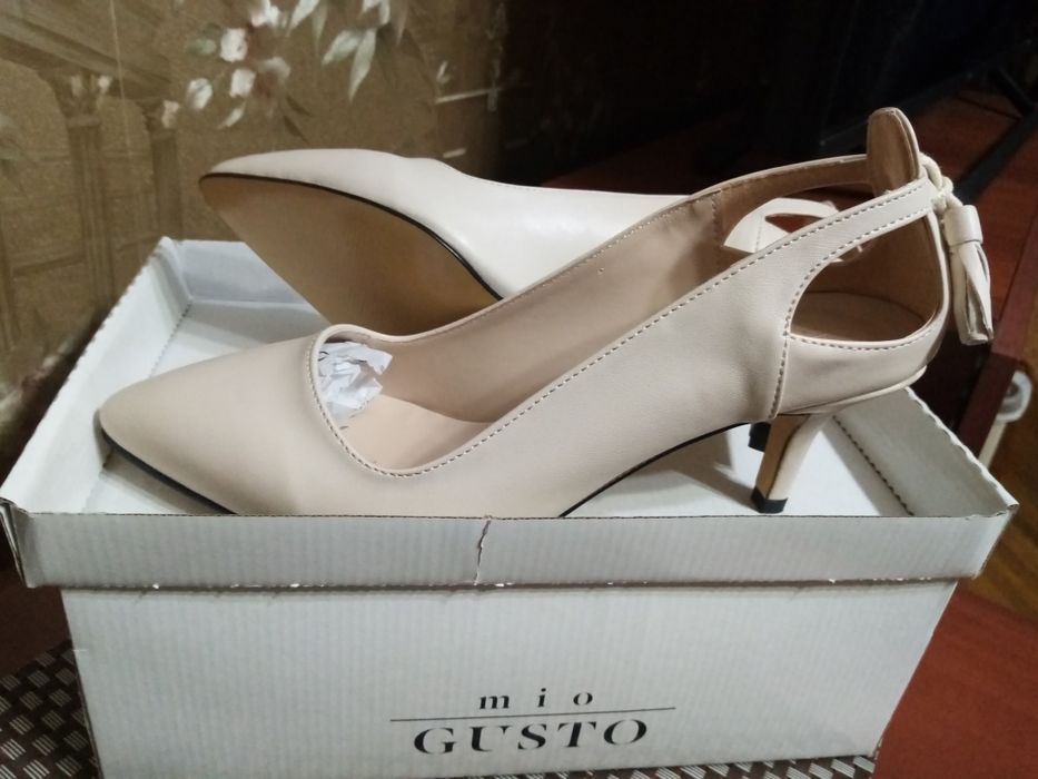 Женские кожанные светло-бежевые туфли размер 41