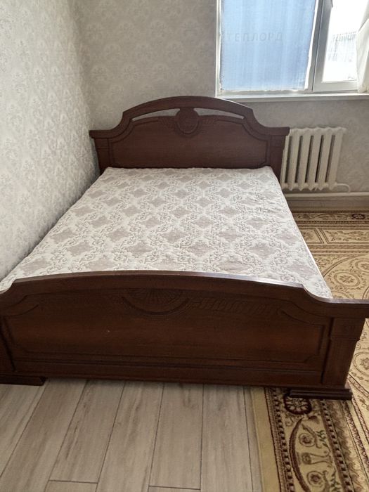 Двуспальная кровать с матрасом