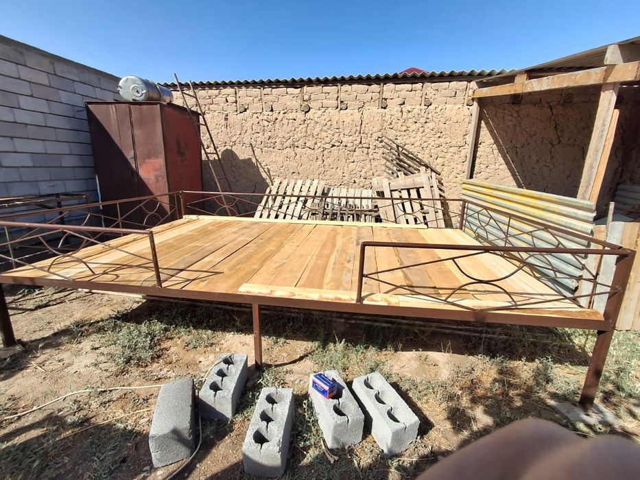 Тапчан сатылады.