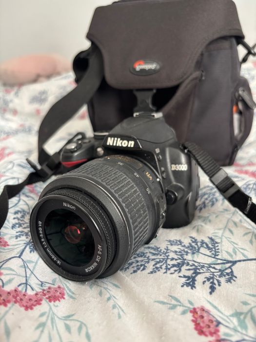 Nikon D3000 + Nikorr 18-55 mm