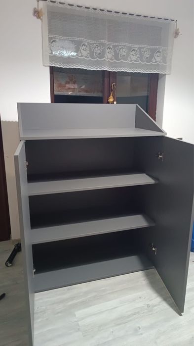 Mobilă la comandă, montaj mobilă.