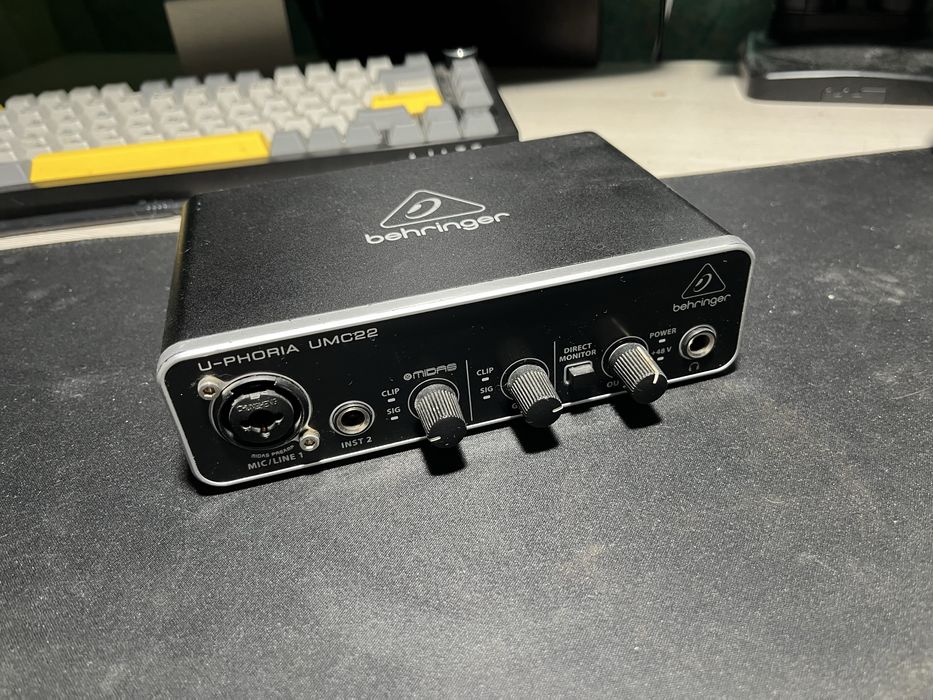 Звуковая карта Begringer umc22