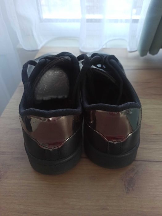 Нови черни маратонки