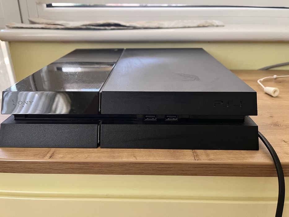 PlayStation 4 + подарък