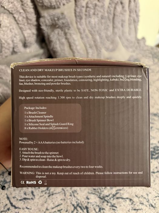 Уред за почистване на четки за грим