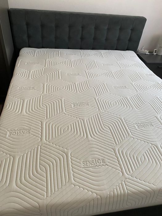Vând pat tapițat 160/200