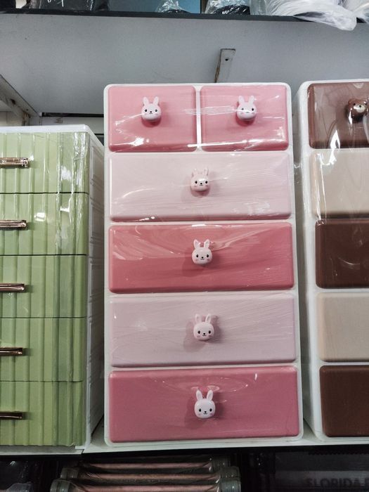 В наличии комоды отличного качества 5ти этажный.  Доставка есть