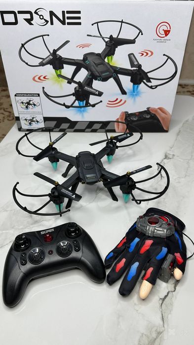 Dron. Дрон квадрокоптер с сенсорной перчаткой.