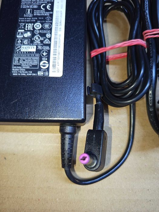 Încărcător laptop original Acer 19V 7,1A 135w mufa mov funcțional