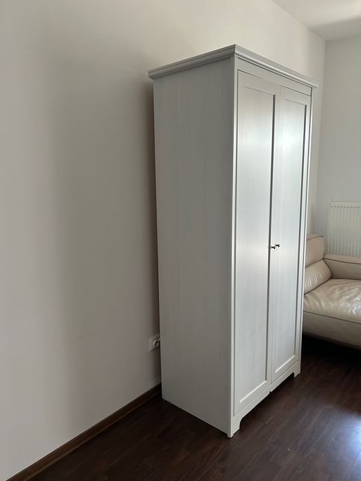 Canapea piele Natuzzi, șifonier și comodă Ikea, set sau vânzare separat. Ușor negociabil, stare excelentă