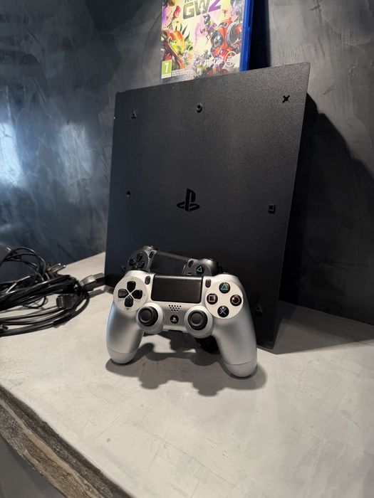 КАТО НОВ Ps4 Pro 1TB + 2 джойстика + Plants vs Zombies