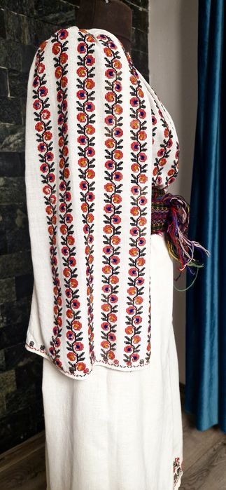 Ie și poala pe pânză de casa