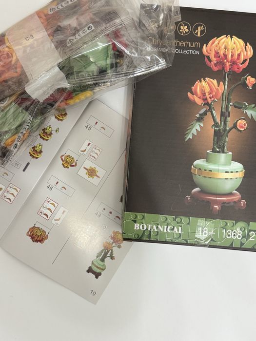 Лего в виде хризантемы в горшке