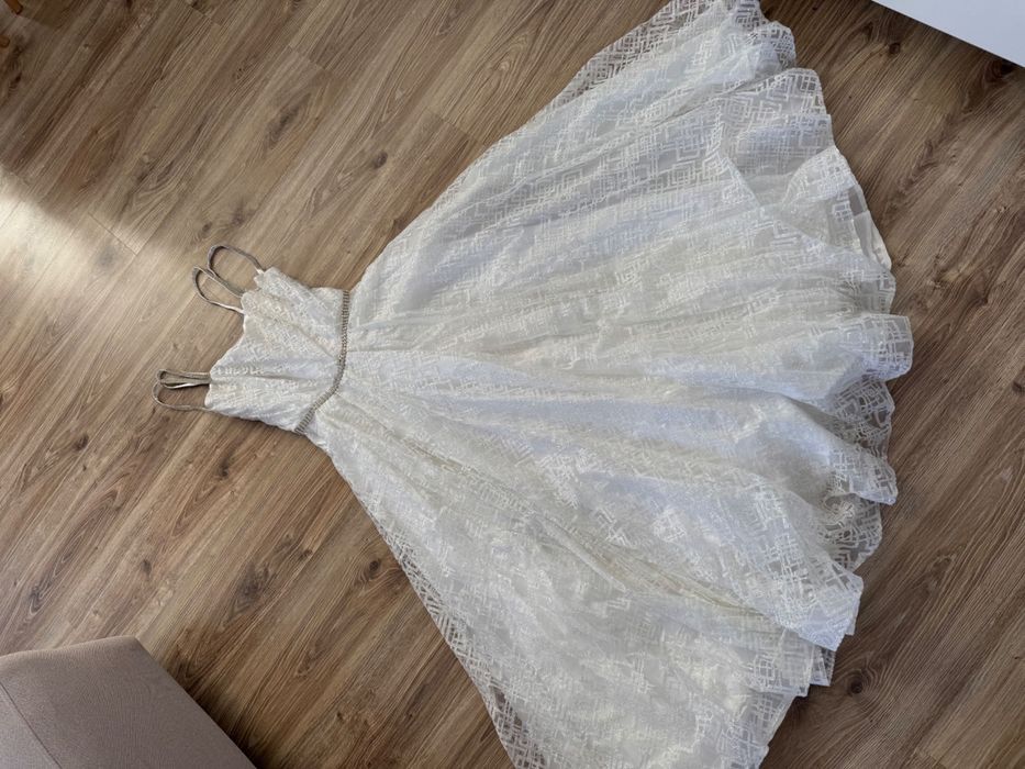 Дълга сватбена рокля