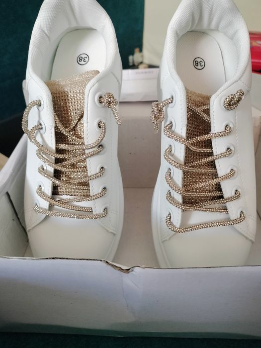 Adidasi albi dama noi