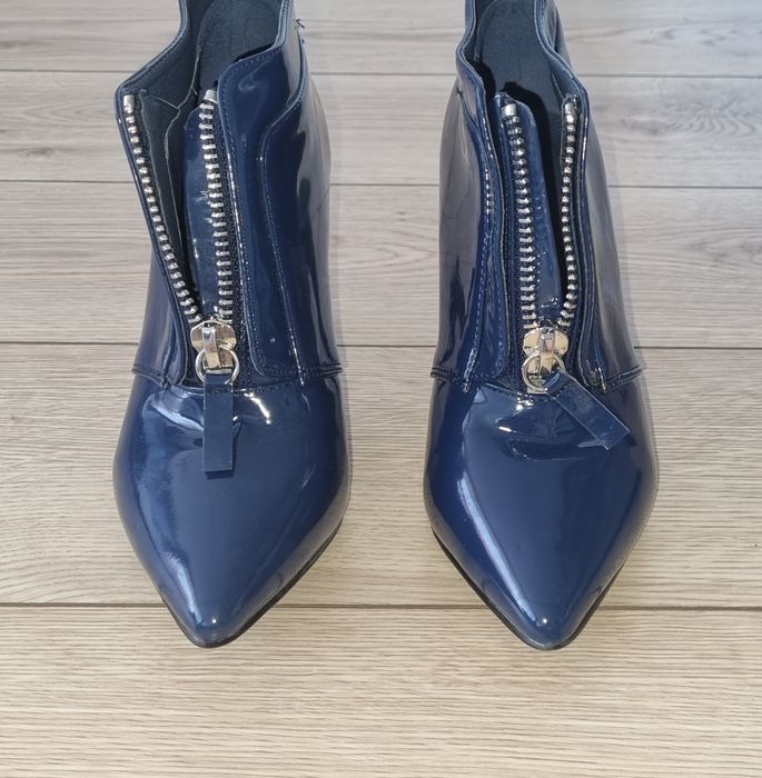 Остри обувки на нисък ток