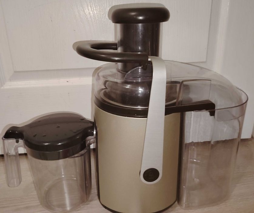 Vand storcător de fructe. Trimit în tara.