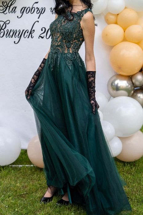 Бална рокля ,зелена, прекрасно деколте