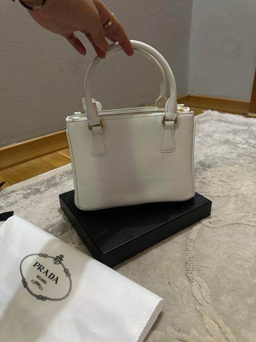 Geantă PradGeanta Prada - Nouă, cu cutie şi săculeț de praf (Dustbag)