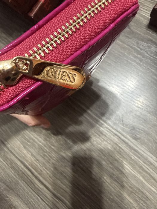 Portofel Guess roz siclam
