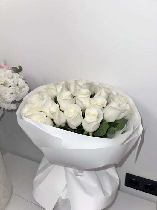 Шикарный букет белые розы