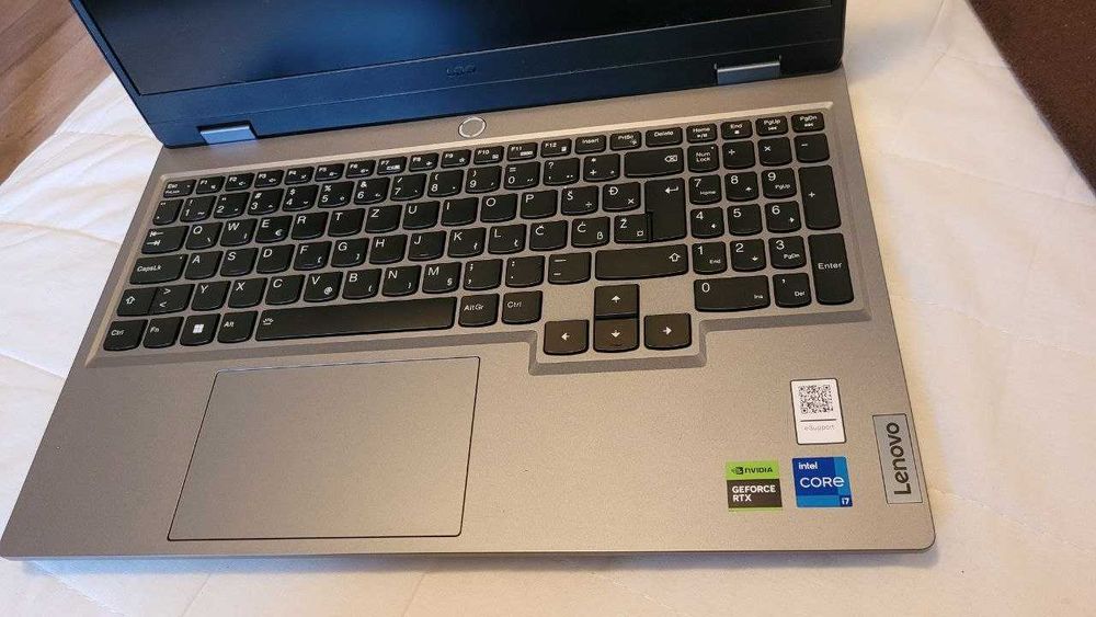 Laptop Gaming Lenovo LOQ 15IRX9 Intel i7 13650HX -  RTX 4050 NVIDIA - 16 GB DDR5 - 1TB SSD - 15.6" Full HD, IPS, 144Hz - QWERTZ