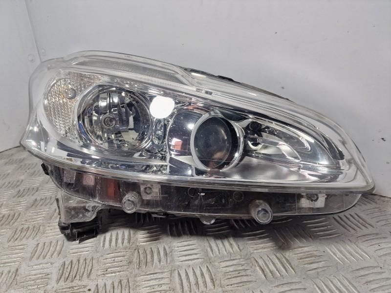 Far dreapta lupa + LED Peugeot 208