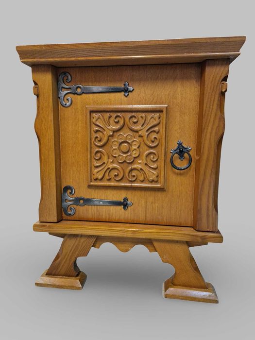 Спалня с два нощни щкафчета от стабилен дъбов масив и метален обков