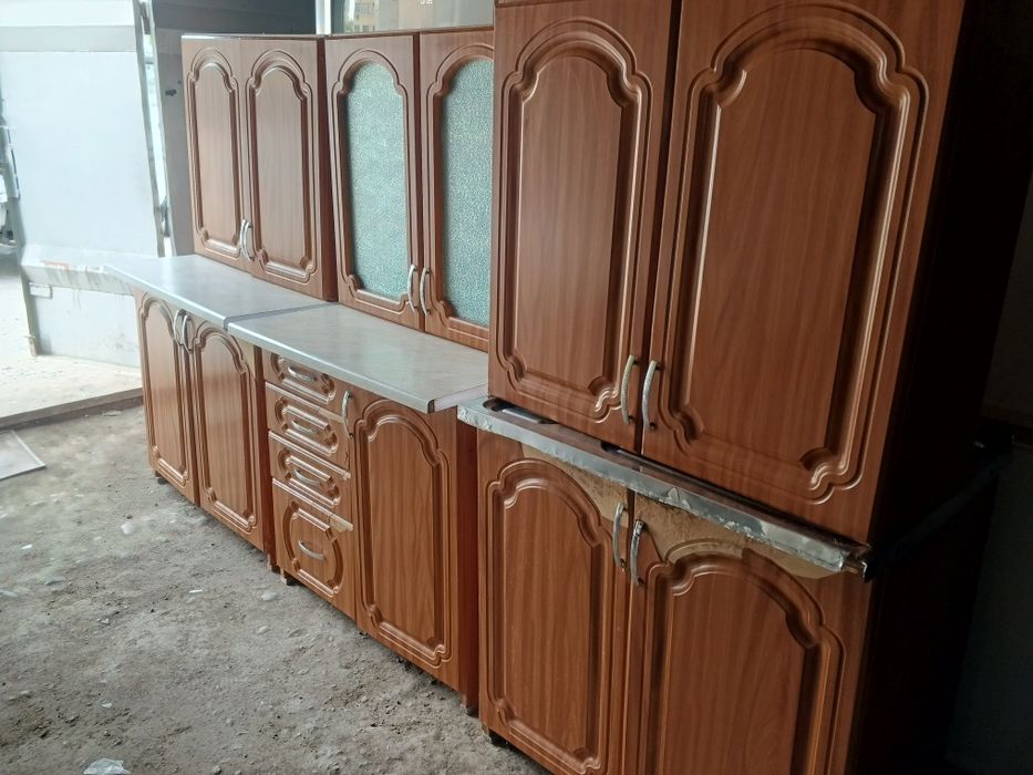 Кухонный шкаф сотилади