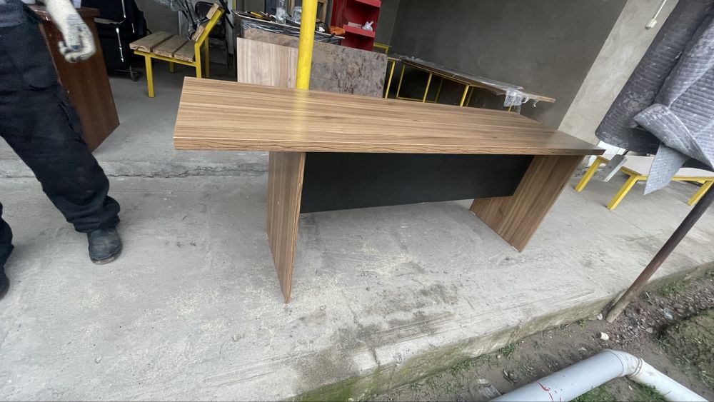 Стол офисный деревяный