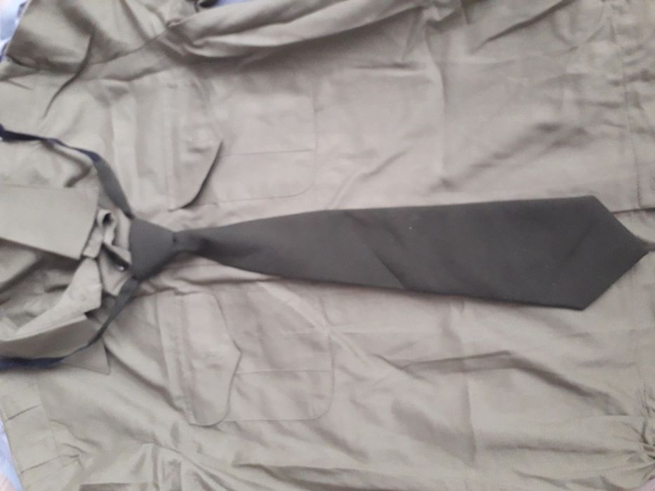 Военная форма, рубашки, береты.