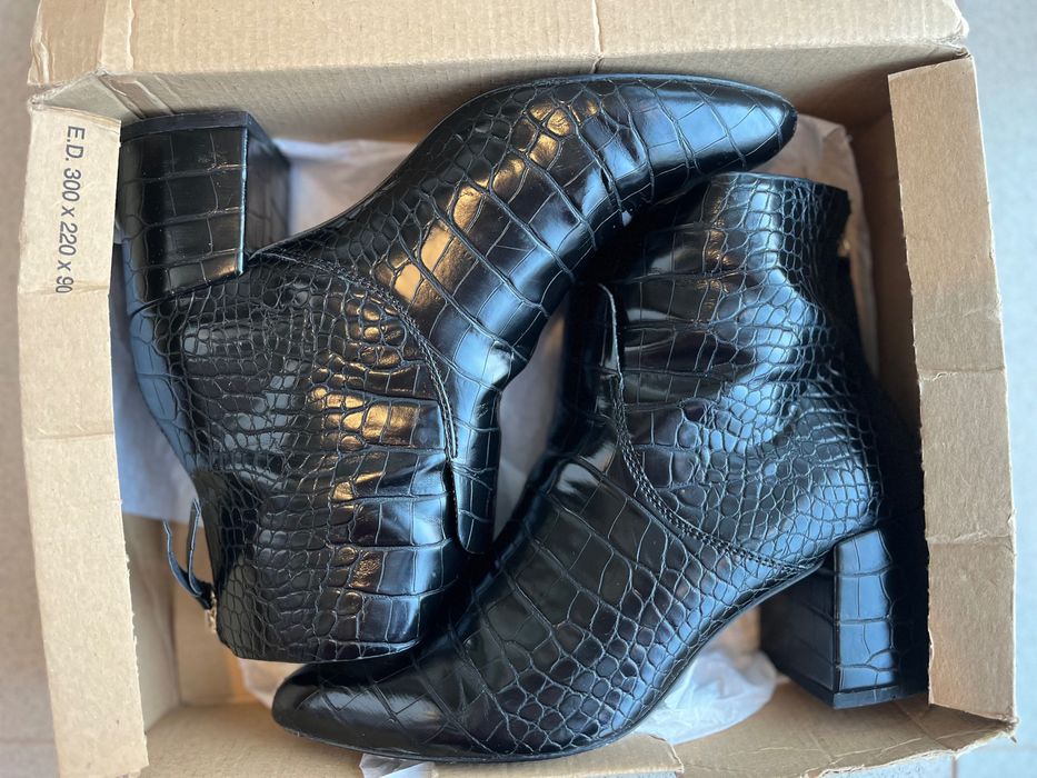 Botine Stradivarius din imitație de piele de șarpe lăcuită mărimea 37