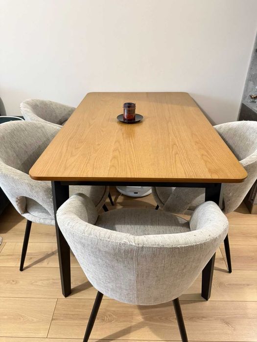 Красива, удобна и много стабилна трапезарна маса