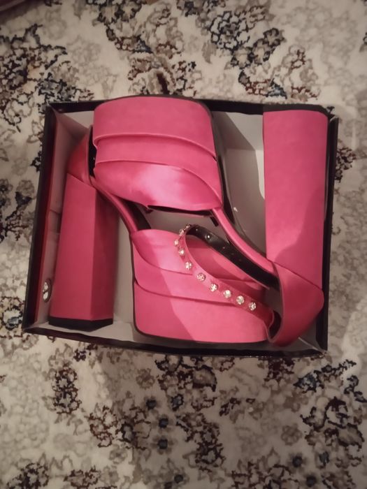 Tufli sotiladi yangi xali