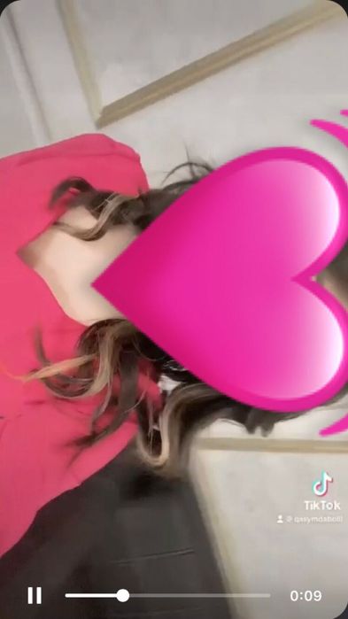 Ярко-розовое платье, длинная