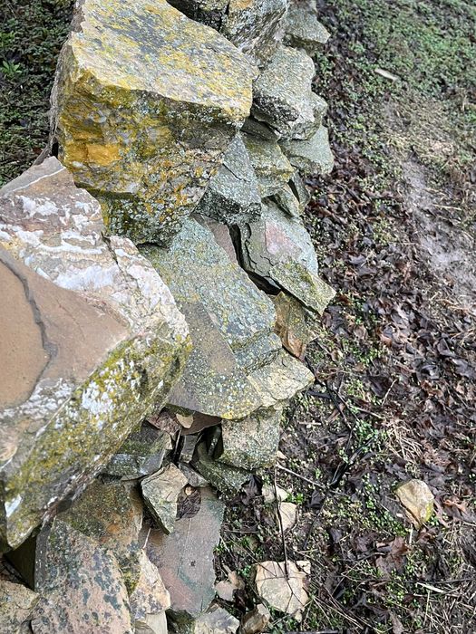 Дялан камък за ограда