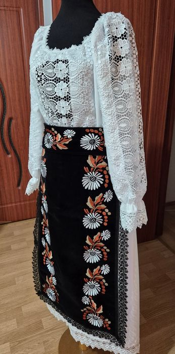 Costum femei disponibil M L