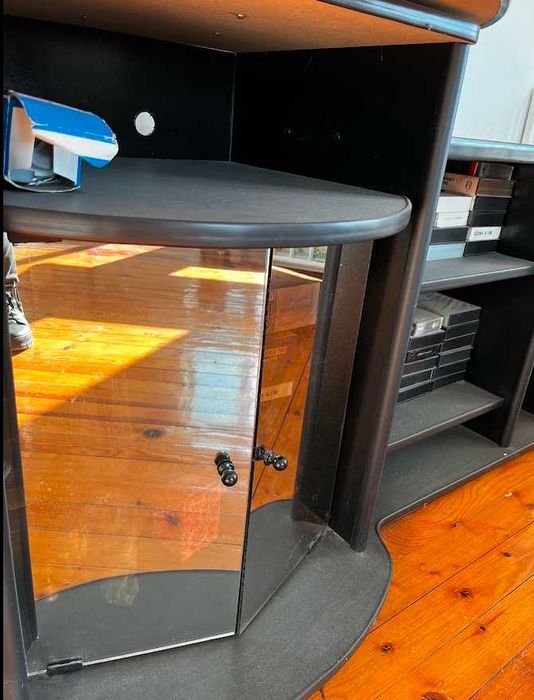 Продавам TV-шкаф