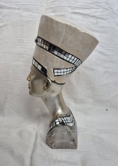 Figurină egipteană, bust Nefertiti din rășină acrilică, Colecția Leonardo.