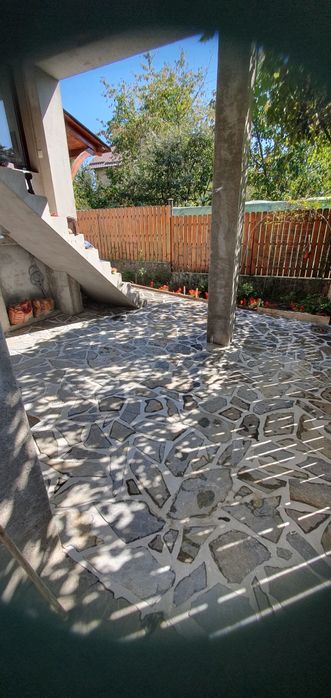 Amenajări curți piatra plante gazon