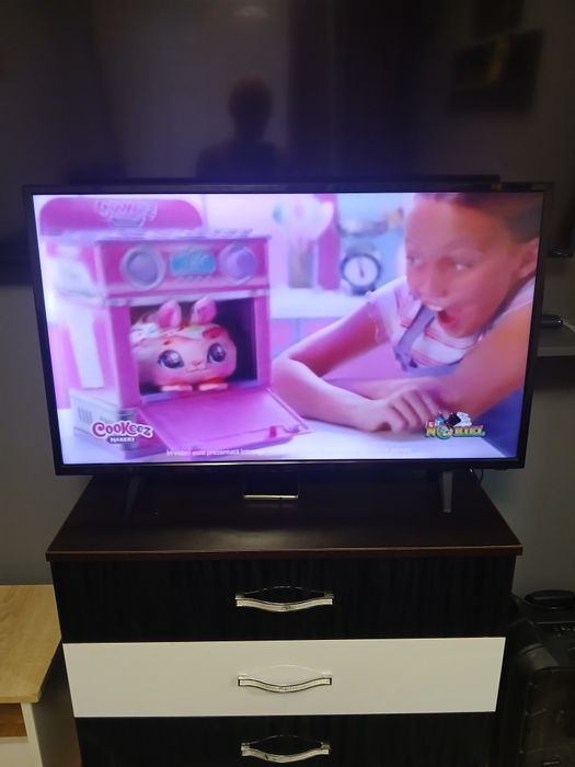 Vând TV Sharp cu telecomandă