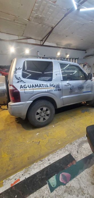 Сребрист автомобил Mitsubishi Pajero, модел от третото поколение