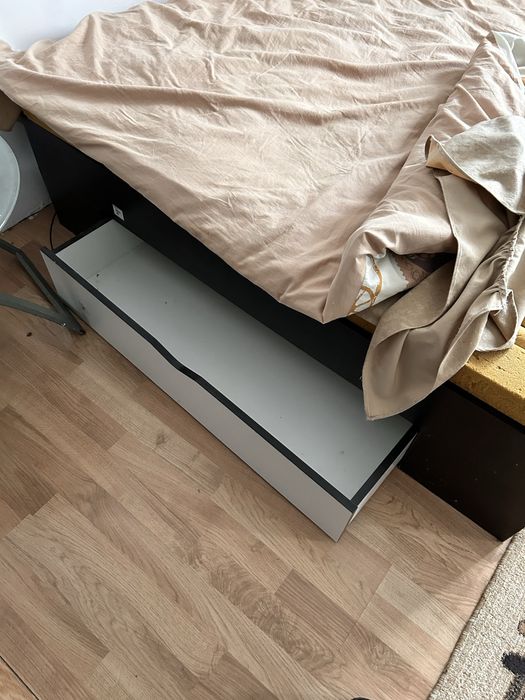 Vand mobila de dormitor in stare foarte buna