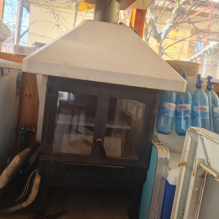 Șemineu pe lemne adus din Germania