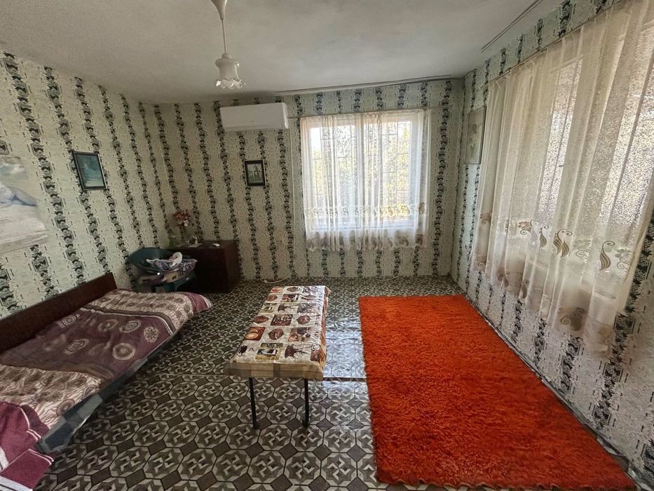 Продава с къща с 2дка двор
