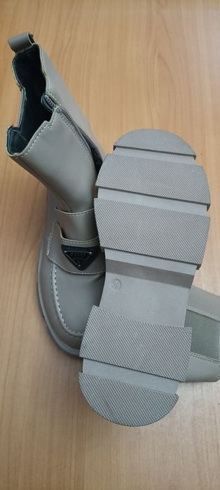 Продам женские  ботинки